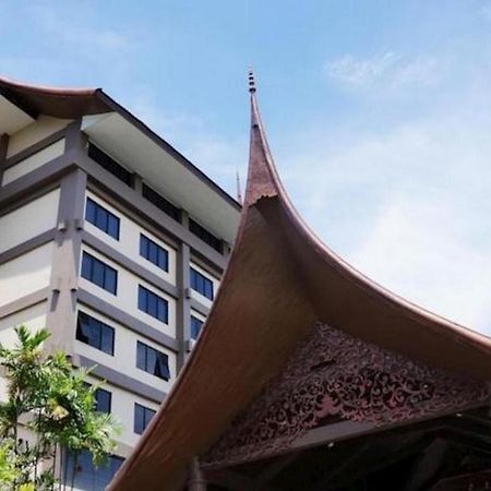 Kyriad Bumiminang Hotel Паданг Екстериор снимка