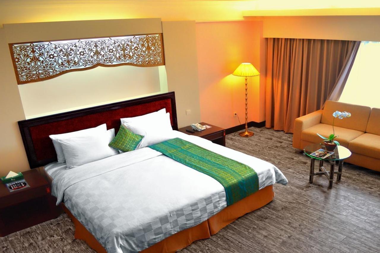 Kyriad Bumiminang Hotel Паданг Екстериор снимка
