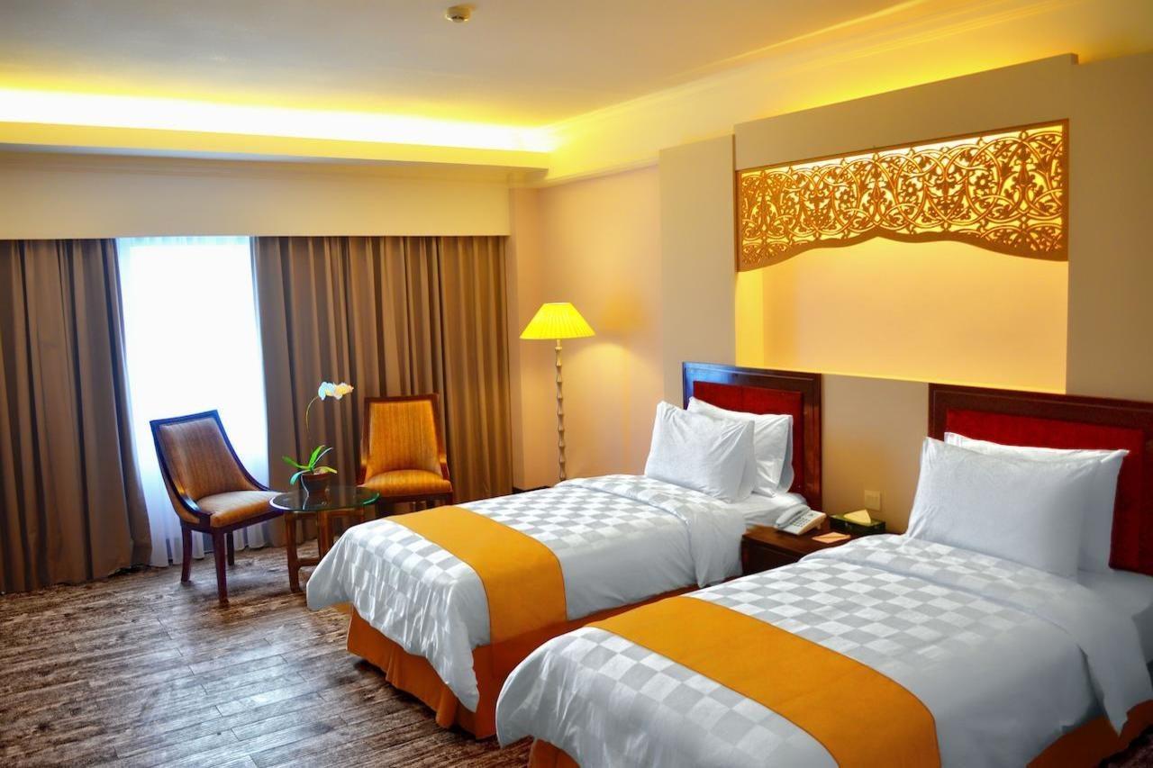 Kyriad Bumiminang Hotel Паданг Екстериор снимка