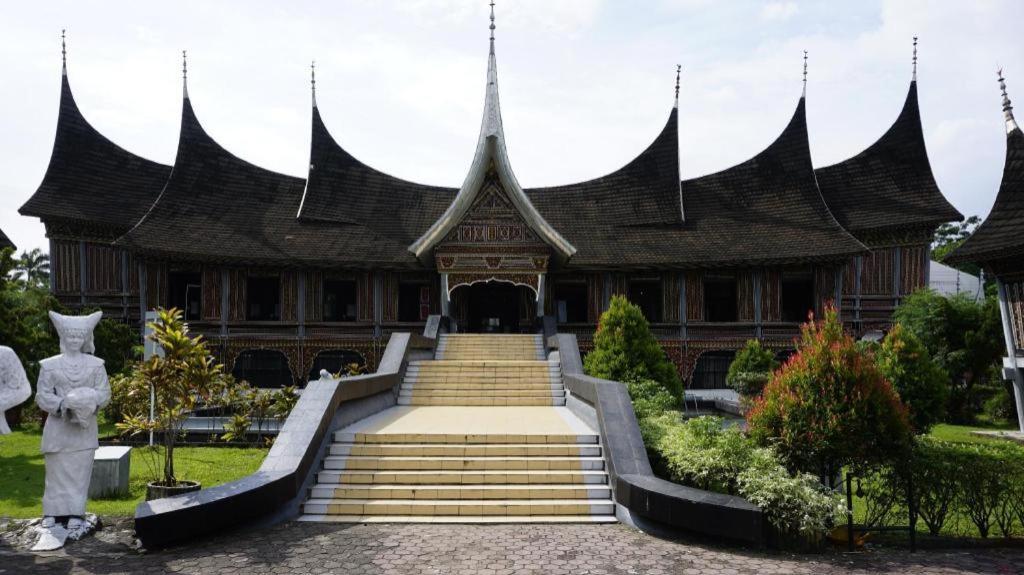 Kyriad Bumiminang Hotel Паданг Екстериор снимка