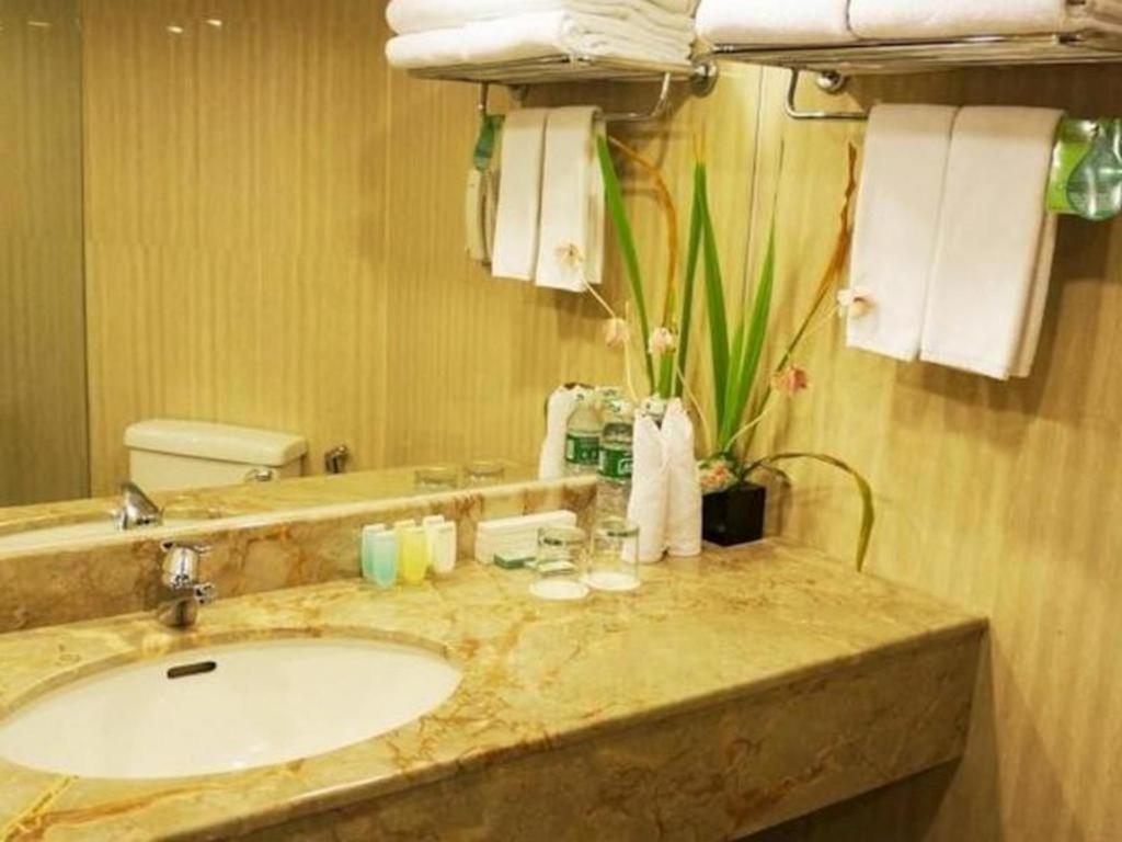 Kyriad Bumiminang Hotel Паданг Екстериор снимка