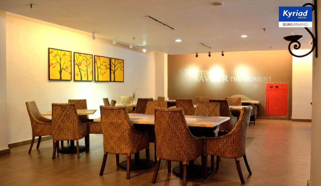 Kyriad Bumiminang Hotel Паданг Екстериор снимка