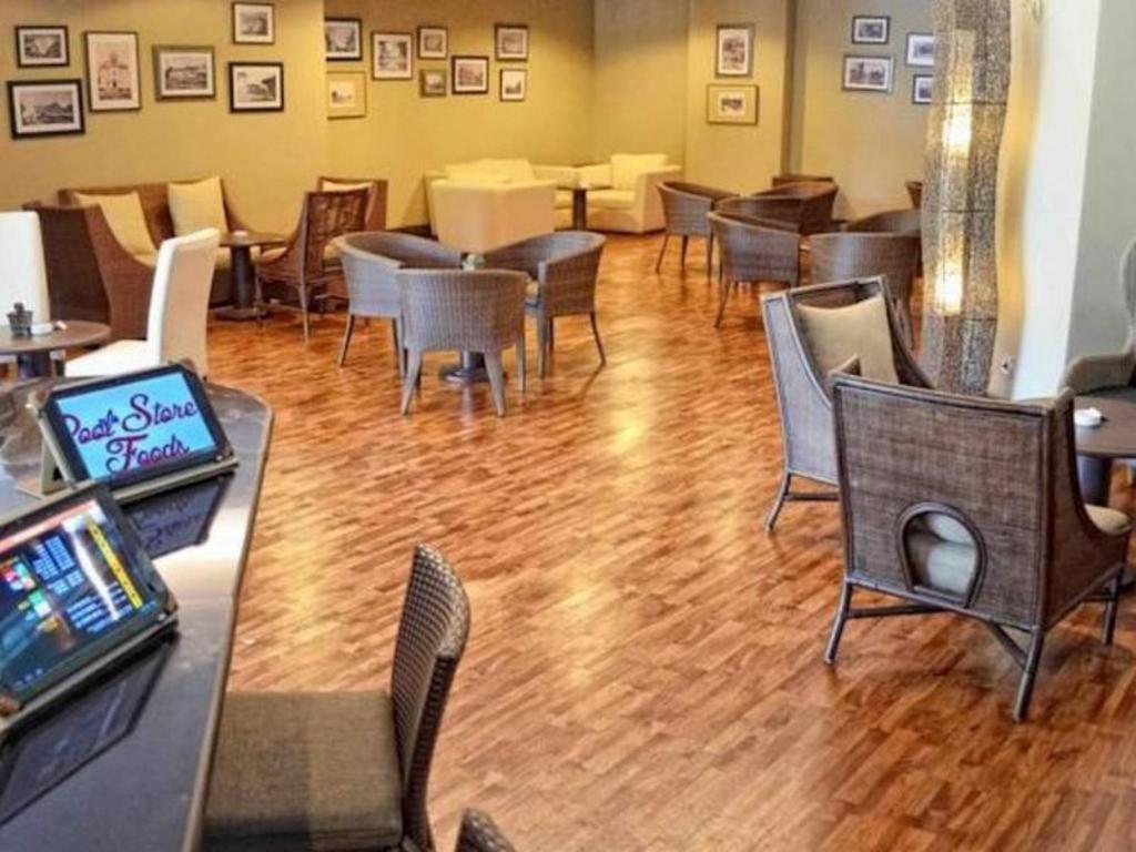 Kyriad Bumiminang Hotel Паданг Екстериор снимка