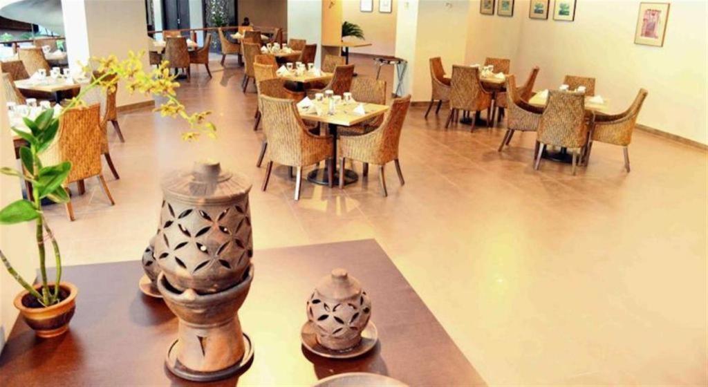 Kyriad Bumiminang Hotel Паданг Екстериор снимка