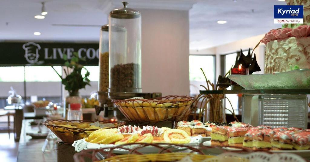 Kyriad Bumiminang Hotel Паданг Екстериор снимка
