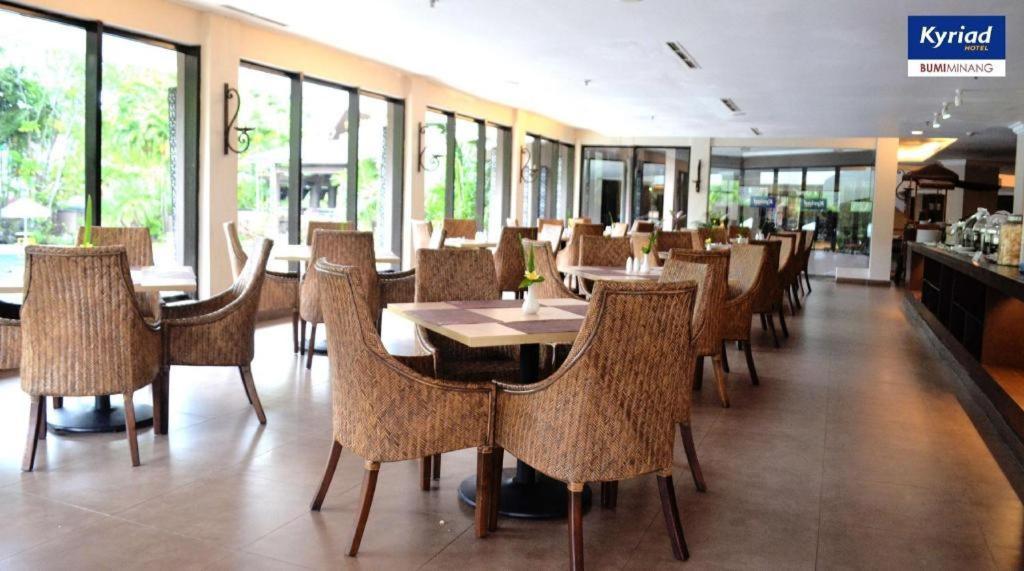 Kyriad Bumiminang Hotel Паданг Екстериор снимка