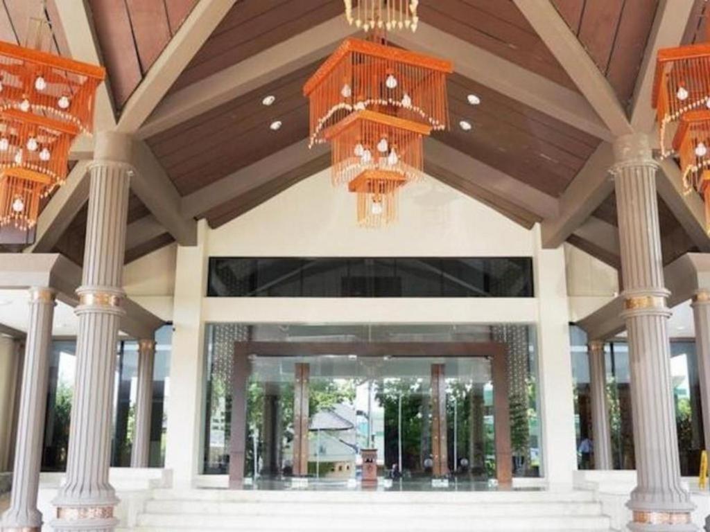Kyriad Bumiminang Hotel Паданг Екстериор снимка