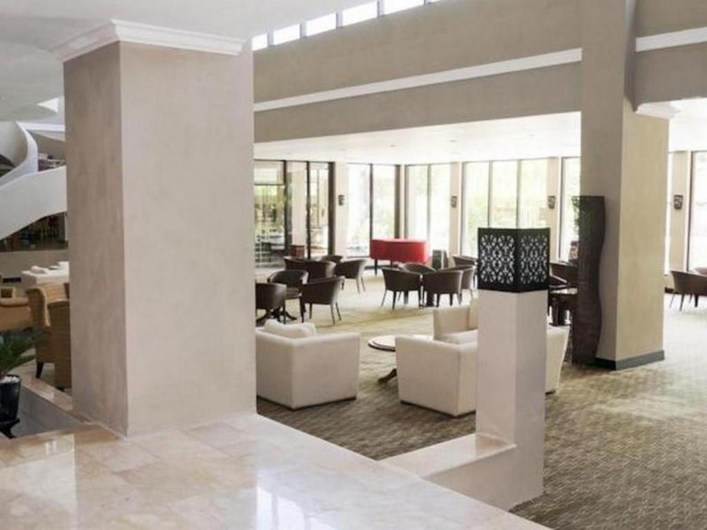 Kyriad Bumiminang Hotel Паданг Екстериор снимка