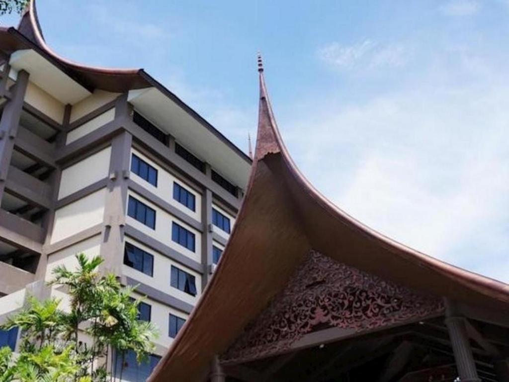 Kyriad Bumiminang Hotel Паданг Екстериор снимка