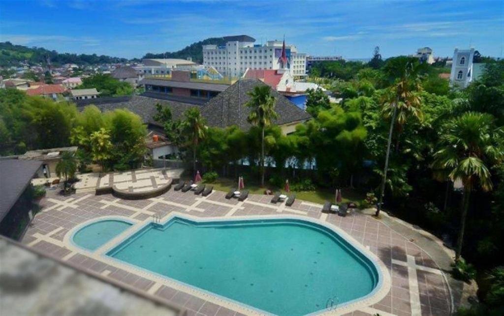 Kyriad Bumiminang Hotel Паданг Екстериор снимка