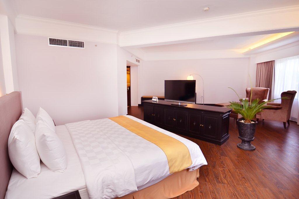 Kyriad Bumiminang Hotel Паданг Екстериор снимка