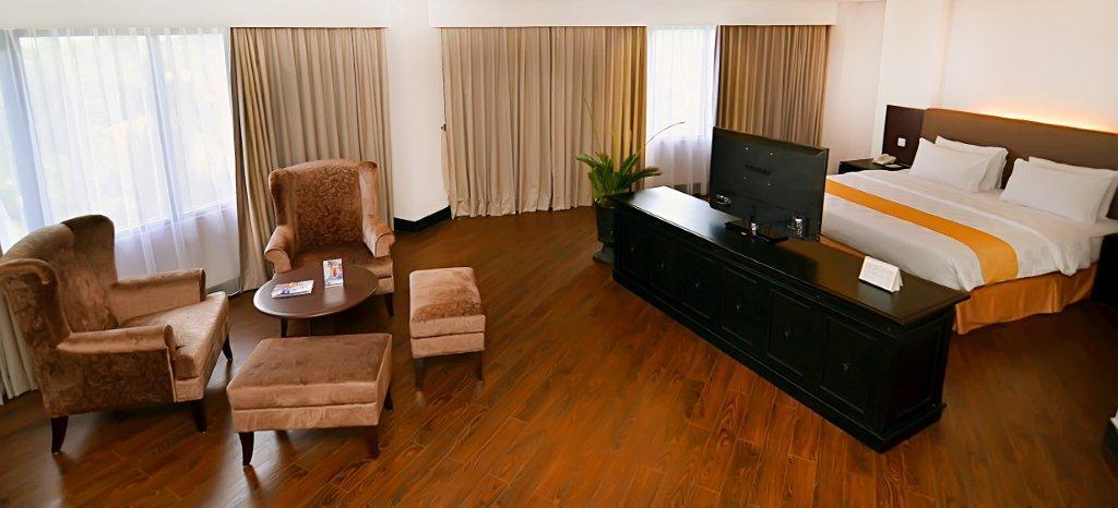 Kyriad Bumiminang Hotel Паданг Екстериор снимка