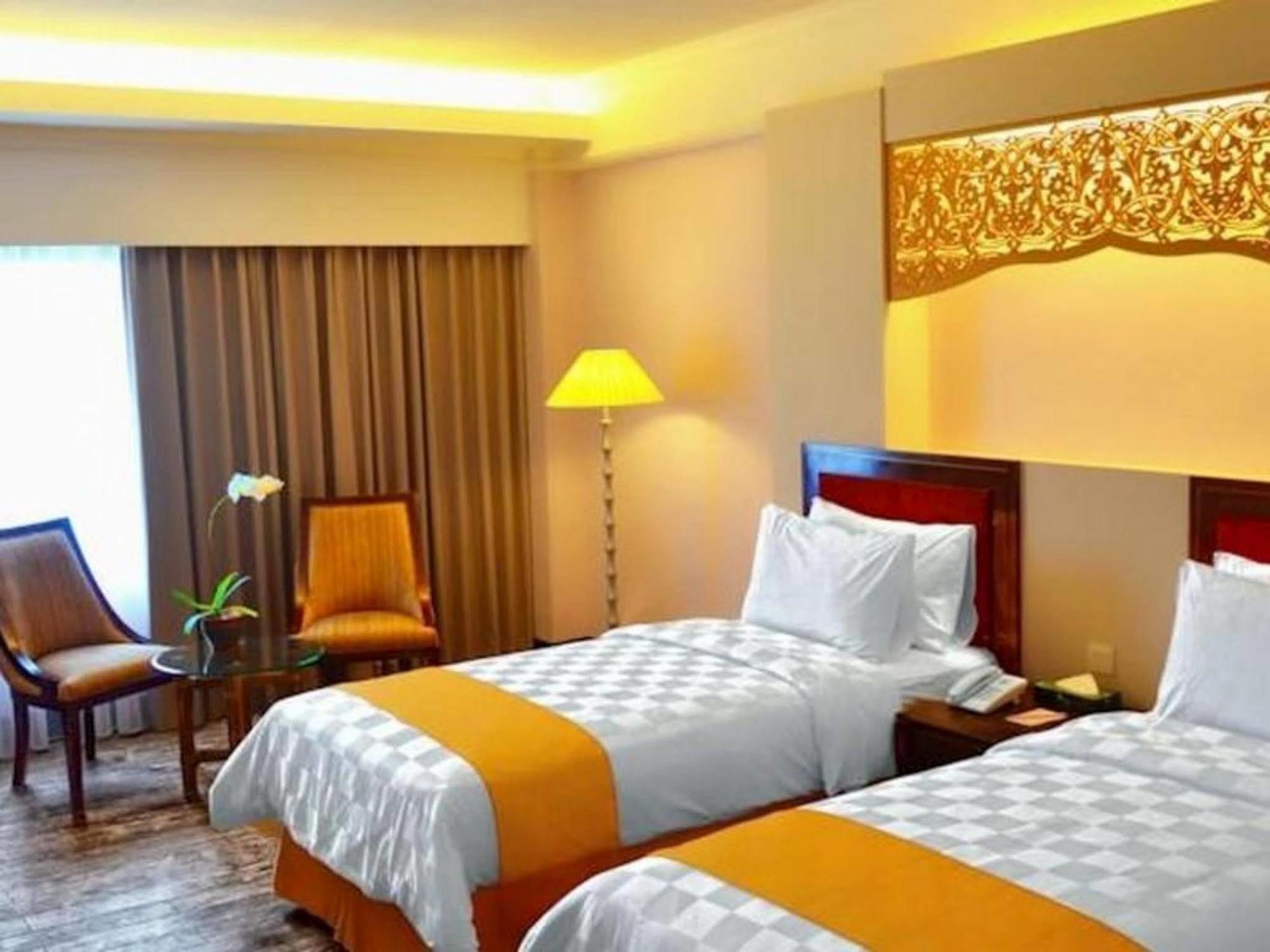 Kyriad Bumiminang Hotel Паданг Екстериор снимка