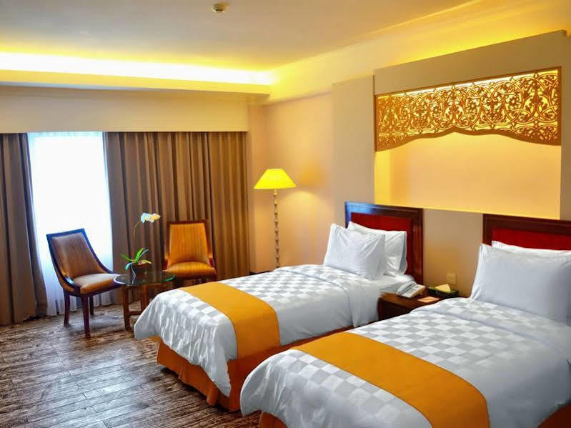 Kyriad Bumiminang Hotel Паданг Екстериор снимка