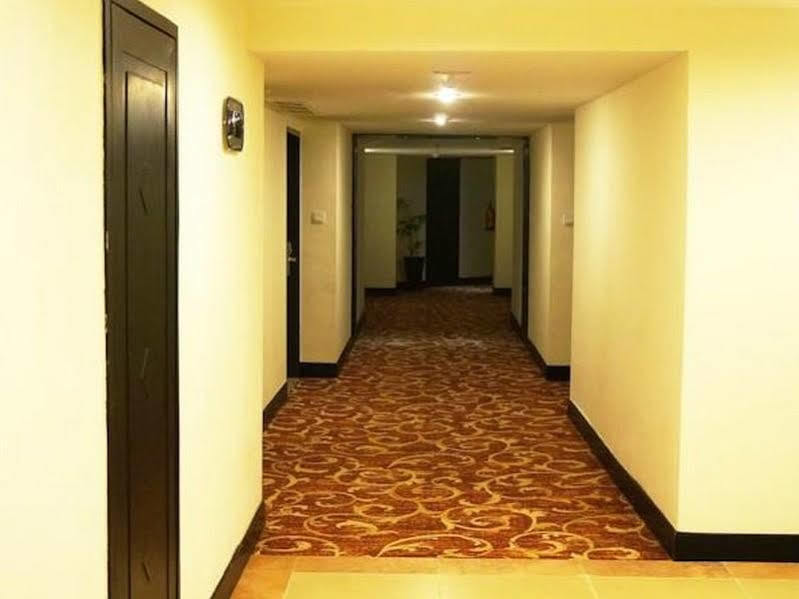 Kyriad Bumiminang Hotel Паданг Екстериор снимка