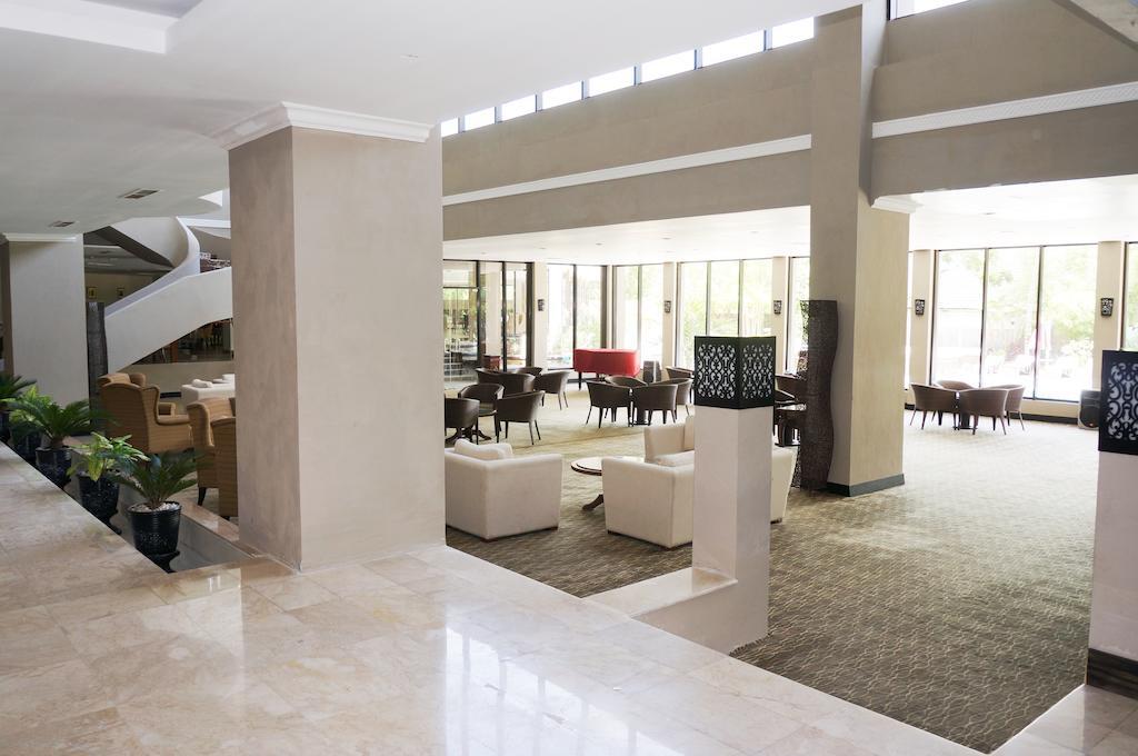 Kyriad Bumiminang Hotel Паданг Екстериор снимка