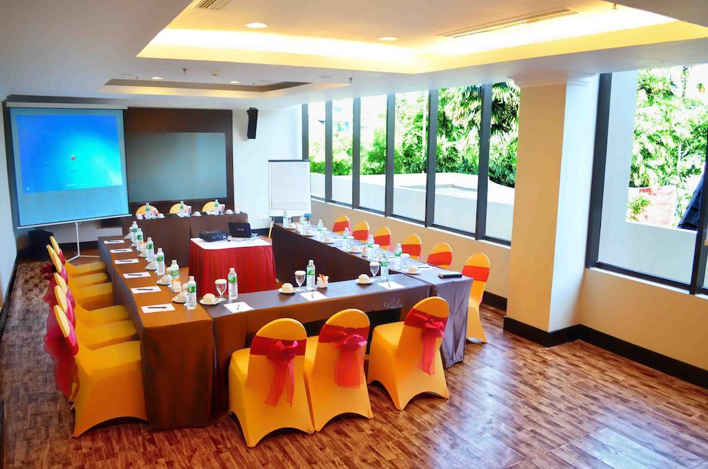 Kyriad Bumiminang Hotel Паданг Екстериор снимка