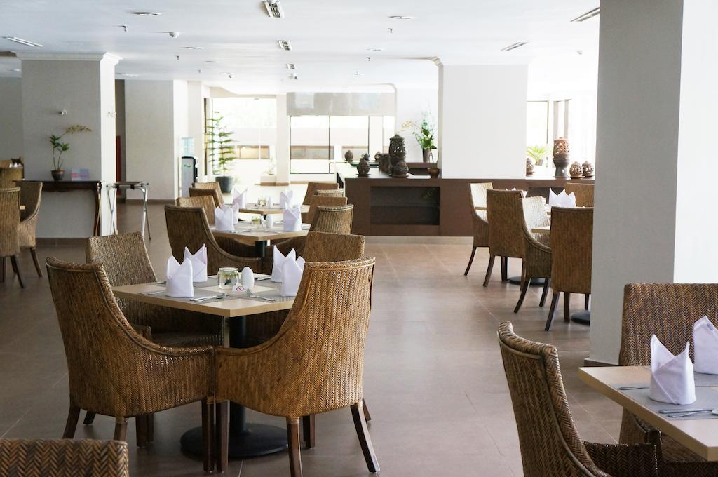 Kyriad Bumiminang Hotel Паданг Екстериор снимка