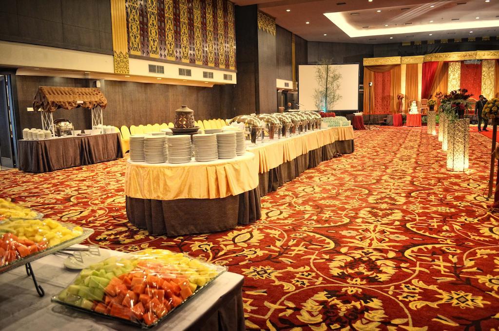 Kyriad Bumiminang Hotel Паданг Екстериор снимка