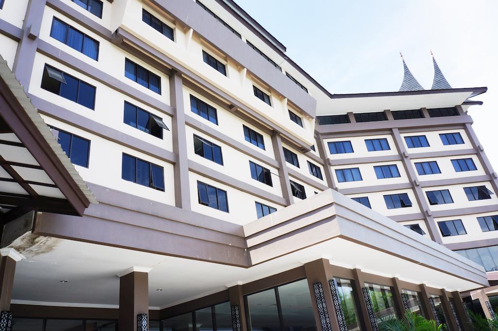 Kyriad Bumiminang Hotel Паданг Екстериор снимка