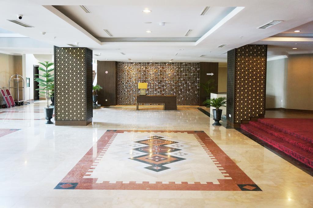 Kyriad Bumiminang Hotel Паданг Екстериор снимка